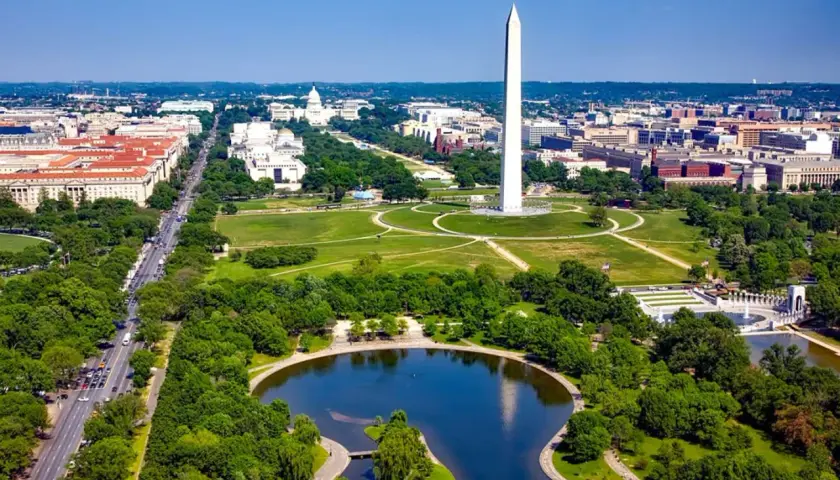 Widok na Waszyngton, stolicę USA, z pomnikiem Waszyngtona i Reflecting Pool.