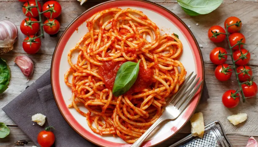 Pyszne spaghetti z sosem pomidorowym, czosnkiem i bazylią. Idealne danie, by pokazać, co zrobić z pomidorów na obiad.