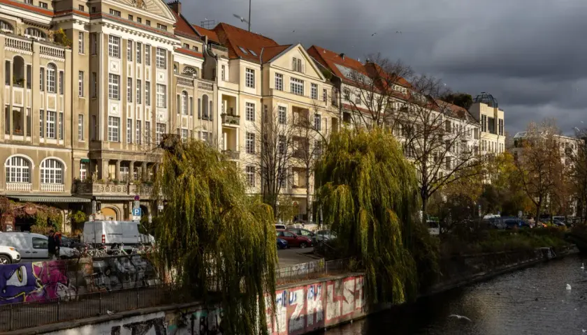 Berliner Altbauten am Wasser, mit Weiden und Graffiti. Hier gibt es viele Berlin Insider Tipps zu entdecken.