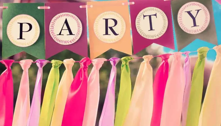 Guirnalda de "PARTY" con letras vintage, adornada con cintas de colores pastel. Un toque de manualidades vintage para cualquier celebración.