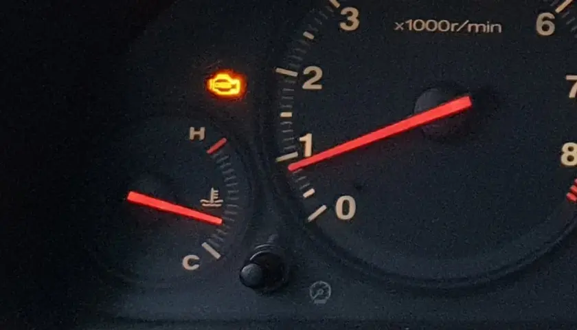 Kontrolka silnika świeci się, a obok niej wskaźnik temperatury. Czy to znak, że czas na diagnostykę OBD?