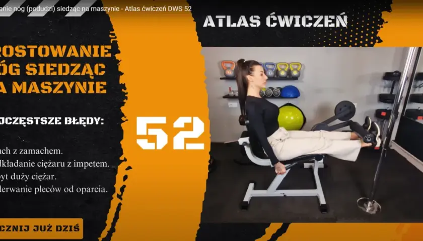 Kobieta wykonuje ćwiczenie prostowania nóg na maszynie w siłowni.