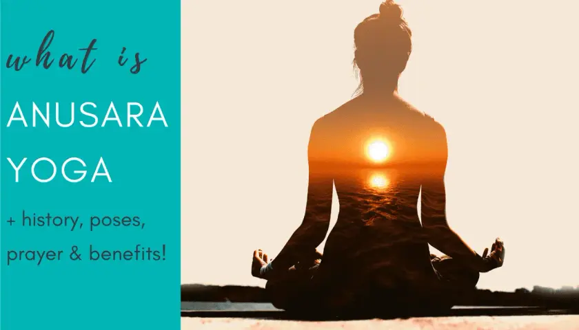 Silhuett av en person i meditationsställning med en solnedgång över havet inuti. Texten "What is Anusara Yoga" framträder.