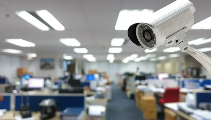 Kamera monitoringu czuwa nad biurową przestrzenią, zapewniając ciągłą inwigilację.