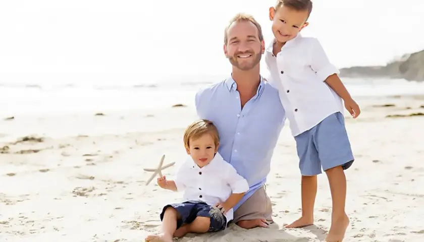 Nick Vujicic z synami na plaży.