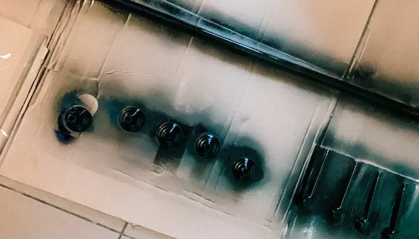 Jak skutecznie pomalować karnisz metalowy, aby uniknąć zniszczeń?