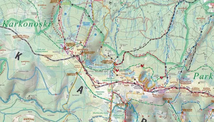Mapa turystyczna Karkonoszy z zaznaczonymi szlakami. Widoczne szczyty, schroniska i doliny.