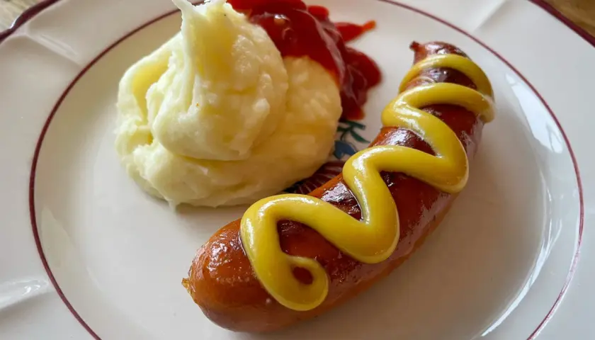 En klassisk korv med mos, en perfekt kombination av en saftig korv med senap och en fluffig potatismos med ketchup.