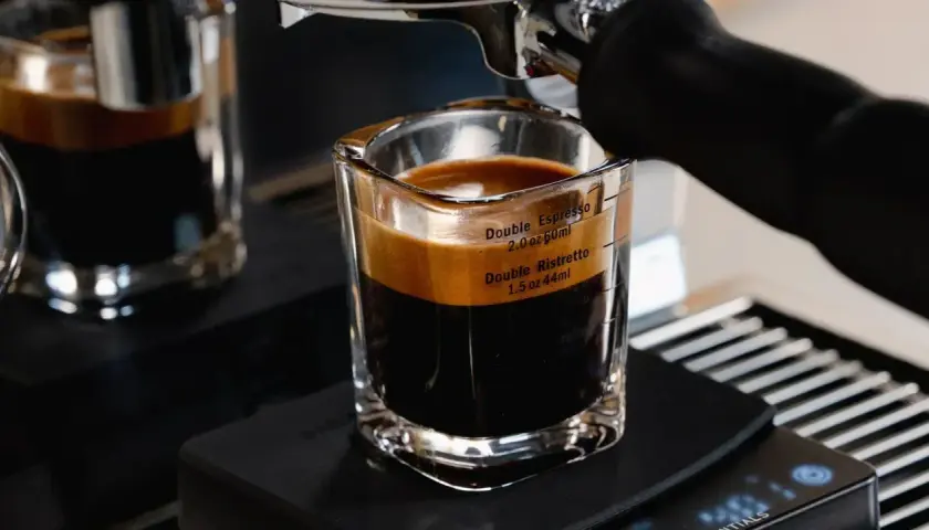 Frisch gebrühter Espresso in einem Messbecher, der die Unterschiede zwischen Ristretto und Espresso zeigt.