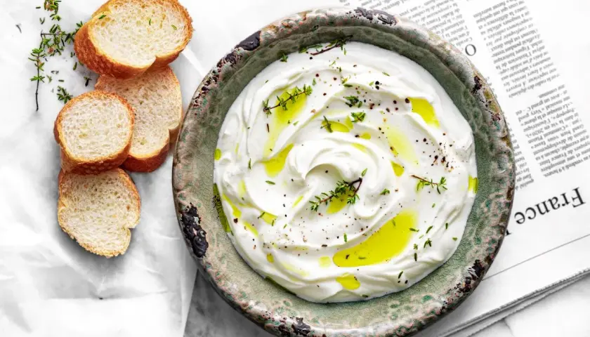 Labneh co to? Kremowy serek jogurtowy, skropiony oliwą, z ziołami i pieprzem, podany z chrupiącymi grzankami.