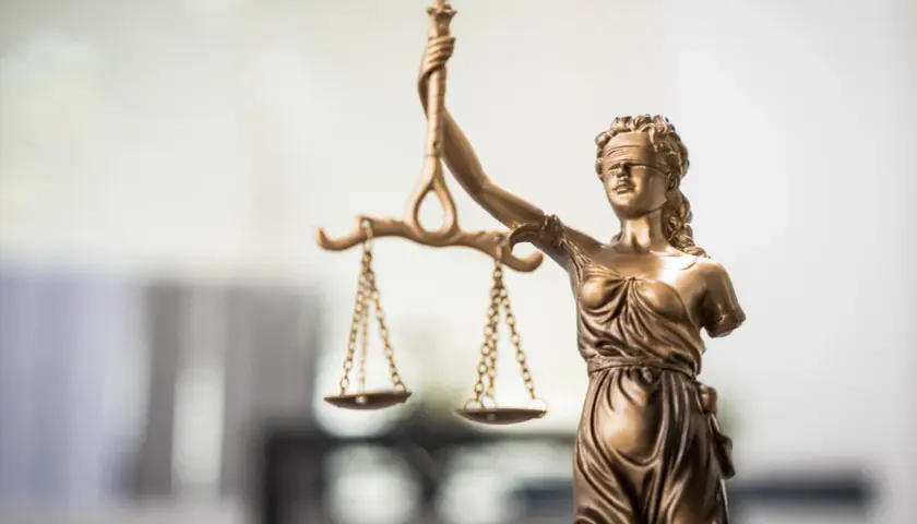 Figurka Temidy z wagą symbolizuje sprawiedliwość, a jej wizerunek często pojawia się w dyskusjach o tym, ile zarabia adwokat w Polsce.
