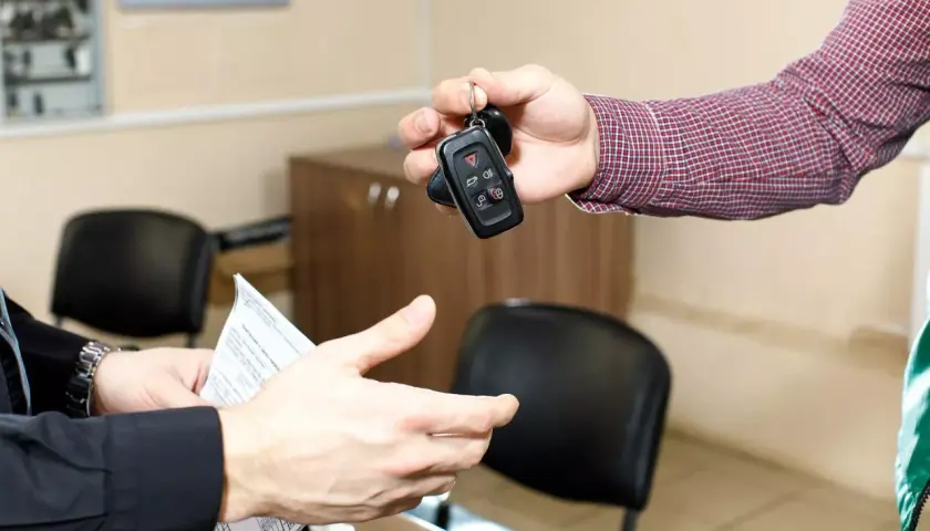 Passaggio di chiavi auto e documenti per il cambio intestatario assicurazione auto.
