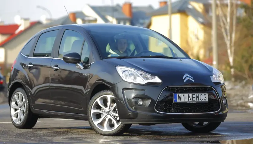 Czarny Citroen C3 z nowymi żarówkami z przodu, gotowy do jazdy.