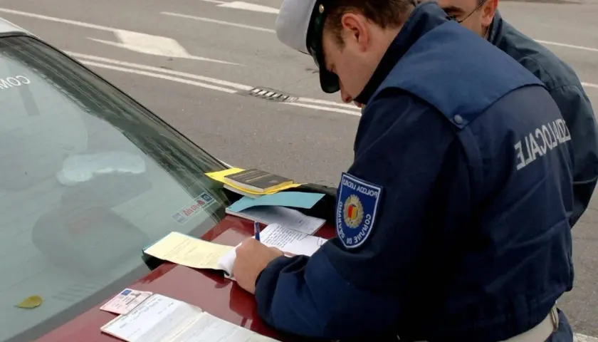 Agente scrive multa su auto con revisione scaduta. Cosa succede?