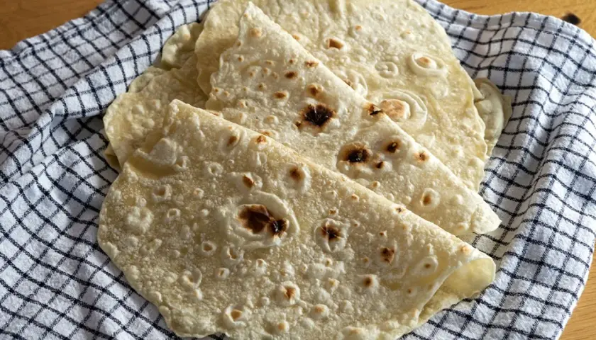 Domowe tortille, idealne do wrapów. Prosty przepis na to, jak zrobić tortille, aby były miękkie i elastyczne.