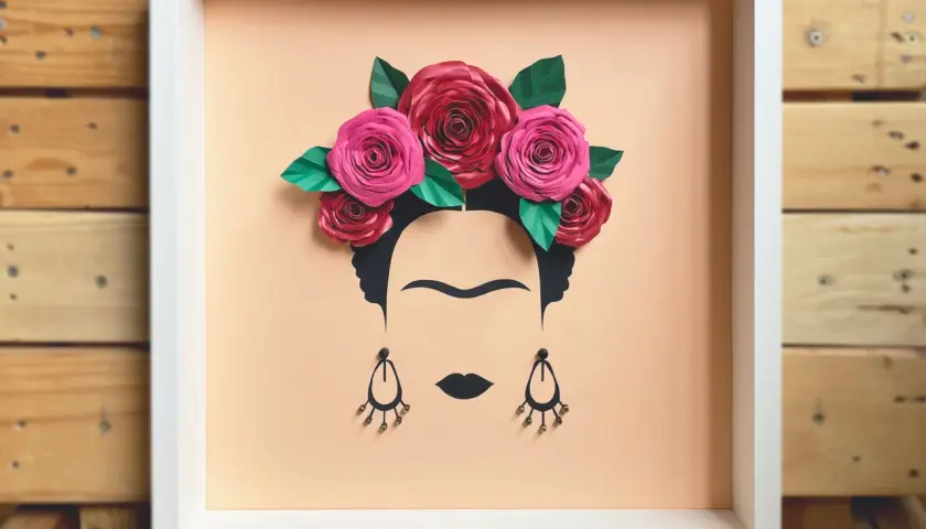 Un cuadro de Frida Kahlo con flores de papel, ideal para inspirar a los niños con arte.