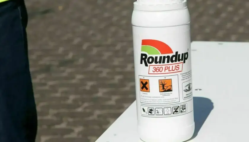 Flasche Roundup 360 Plus mit Warnhinweisen. Die Anwendung von Roundup 360 Plus ist verboten.