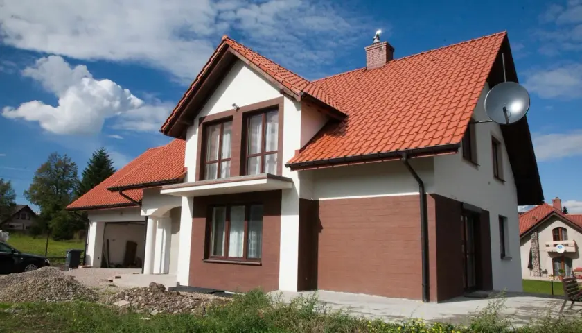 Jak dobrać kolor elewacji do czerwonego dachu – uniknij błędów i stwórz harmonijną fasadę