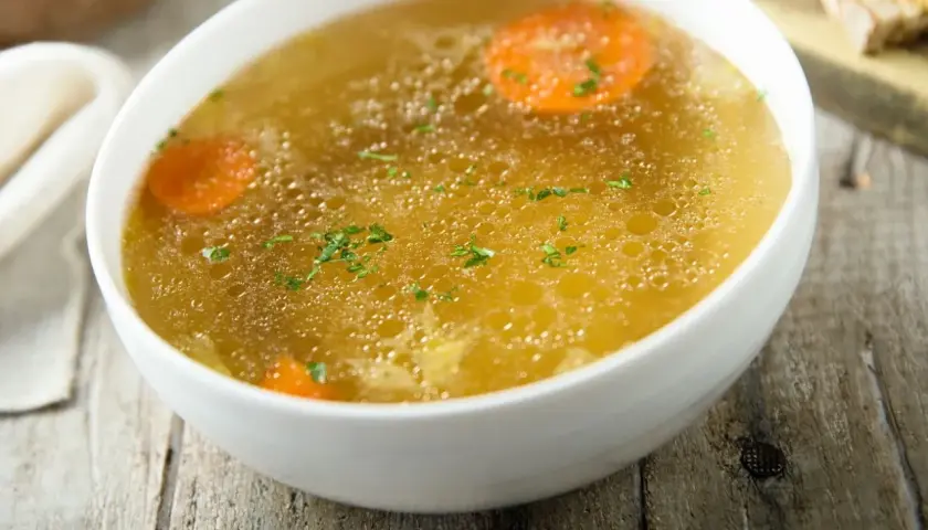 Aromaticzny rosół z marchewką i natką pietruszki, idealny na chłodne dni. Dowiedz się, jak ugotować rosół, by był pyszny.