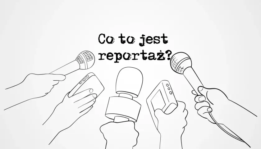Ręce trzymają mikrofony i dyktafon, gotowe do nagrania reportażu. Pytanie "Co to jest reportaż?" wisi w powietrzu.