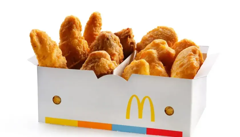 Pudełko McDonald's z chrupiącymi kawałkami kurczaka. Idealne na szybką przekąskę.