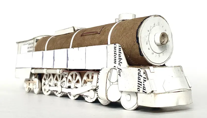 Model parowozu z kartonu, pokazujący, jak zrobić pociąg z kartonu. Detale kół i kotła.