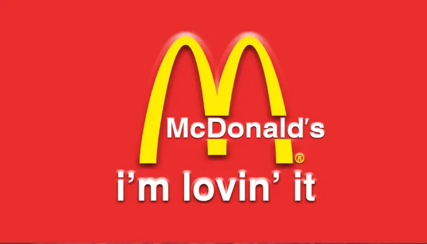 Logo McDonald's z hasłem "i'm lovin' it". Klasyczne chwyty reklamowe, które zapadają w pamięć.