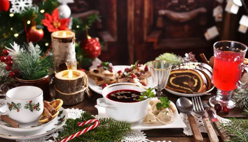 Wigilijny stół z barszczem, uszkami, makowcem i gorącym napojem. Zastanawiasz się, ile kosztuje catering wigilijny?