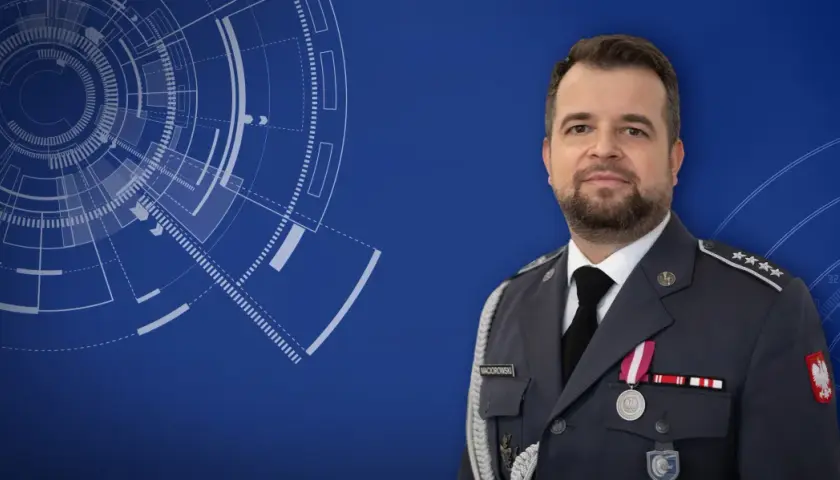 Mężczyzna w mundurze, wyższy stopień podoficerski w marynarce wojennej, z odznaczeniami. Tło z elementami graficznymi przypominającymi radar.
