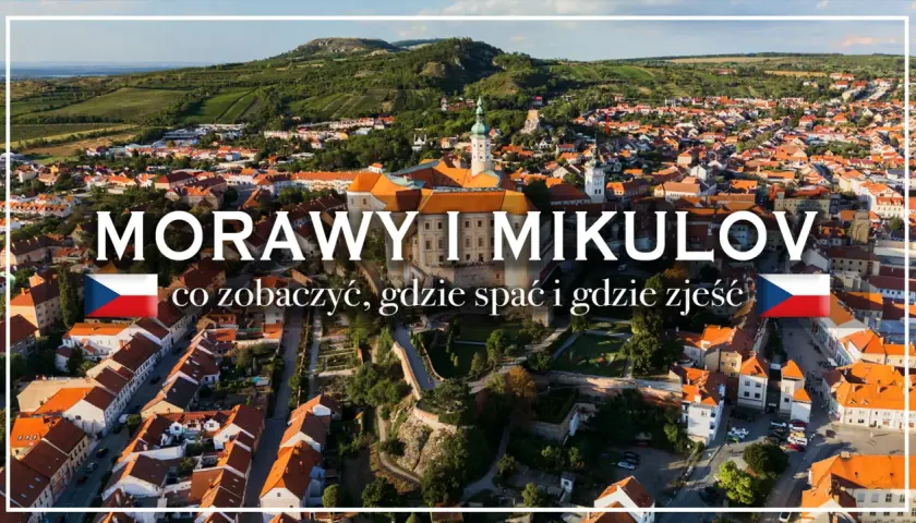 Widok na Mikulov z winnicami w tle. Miasto z czerwonymi dachami i zamkiem, idealne na wakacje.