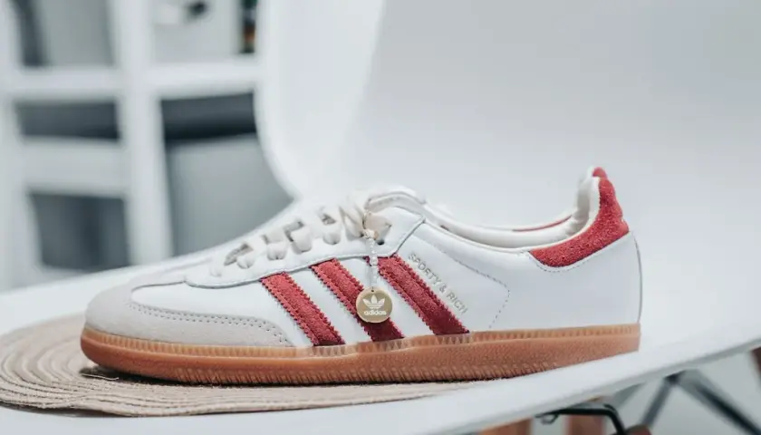 Najmodniejsze sneakersy damskie na co dzień: jak wybrać wygodne buty do miejskich stylizacji?