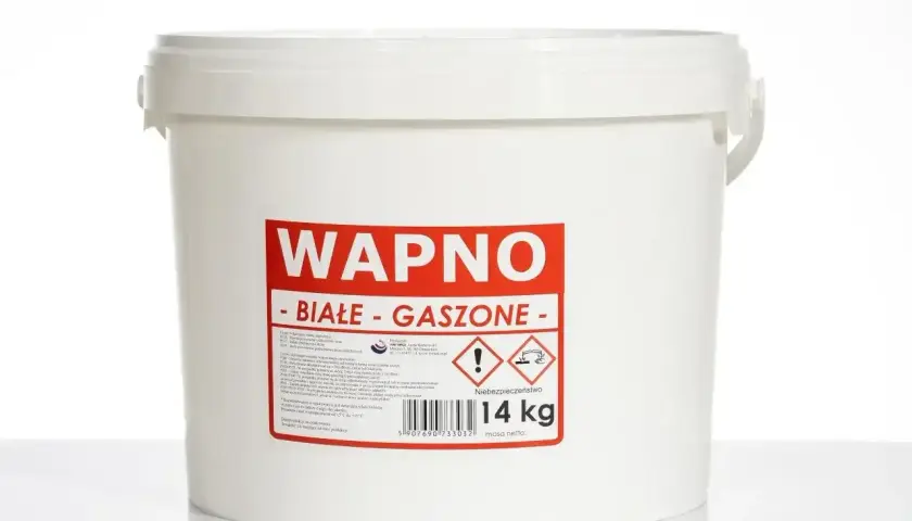 Białe wapno budowlane w wiadrze 14 kg. Produkt do prac remontowych i budowlanych.