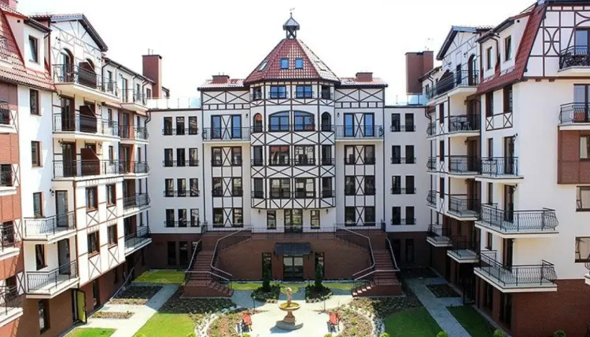 Elegancki hotel w Krynicy Morskiej, z charakterystyczną architekturą i dziedzińcem z fontanną. Krynica Morska hotel Continental zaprasza!