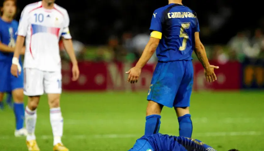 Zidane leży na ziemi po starciu z Materazzim. W tle widać innych piłkarzy.