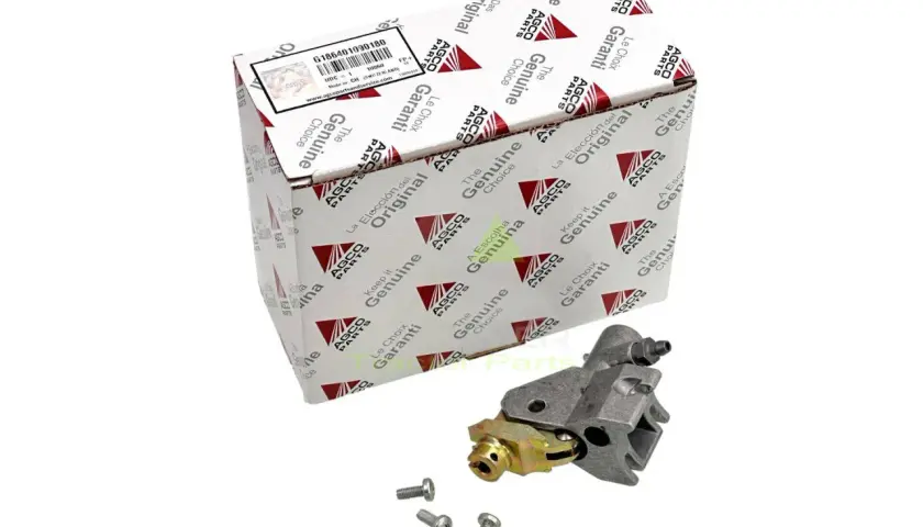Metalowa blokada kierownicy z elementami mocującymi, zapakowana w oryginalne pudełko AGCO Parts.