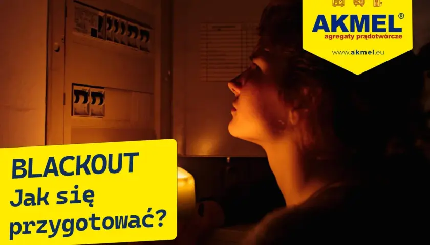 Młoda kobieta patrzy na skrzynkę z bezpiecznikami. Tekst informuje: BLACKOUT. Jak się przygotować? To pytanie o to, co to jest blackout i jak sobie radzić.