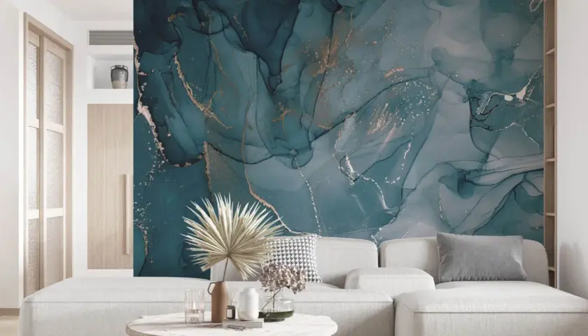 Moderne Wandfarben Ideen mit einem faszinierenden Marmor-Muster in Blau- und Goldtönen, das eine luxuriöse Atmosphäre schafft.