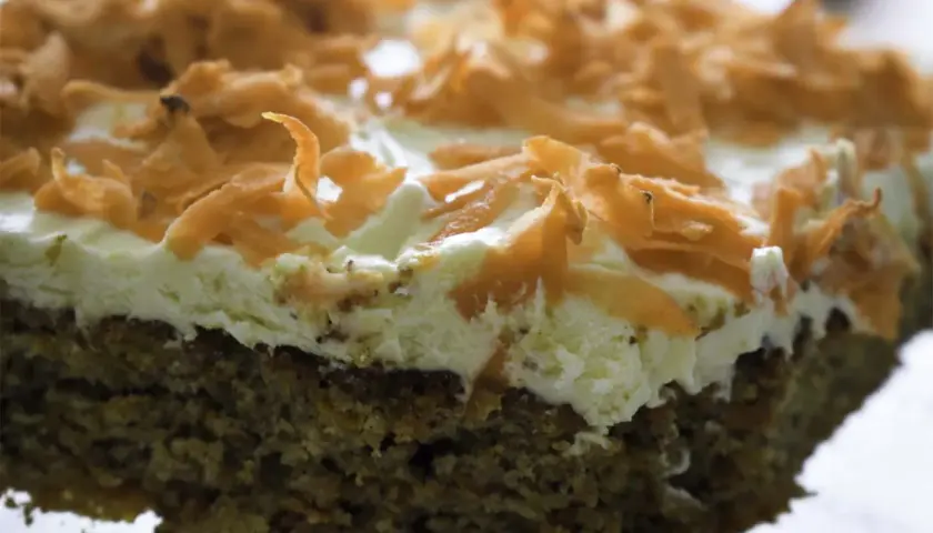 En saftig morotskaka med krämig frosting och toppad med rivna morötter. Perfekt för den som vill baka utan socker.