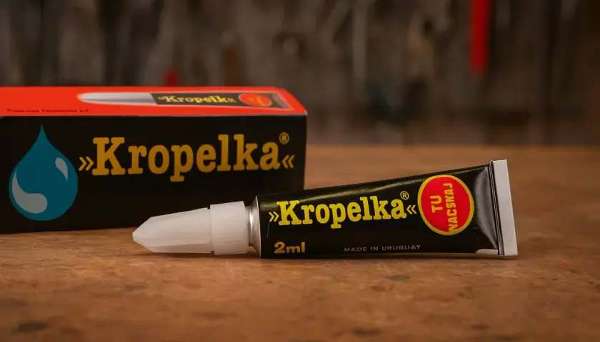 Tubka kleju Kropelka 2ml, gotowa do użycia. Zastanawiasz się, kropelka ile schnie? Ten klej szybko wiąże.