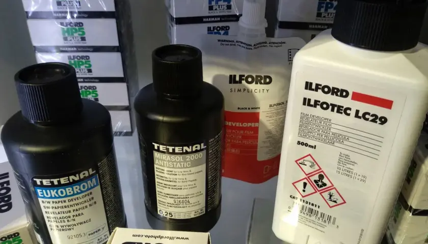 Butelki z chemią fotograficzną: Tetenal Eukobrom (naczynie do wywoływania negatywów), Tetenal Mirasol 2000, Ilford Simplicity i Ilfotec LC29.