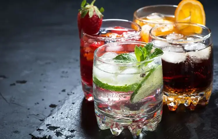 Z czym drinki? Odkryj najlepsze składniki do idealnych koktajli