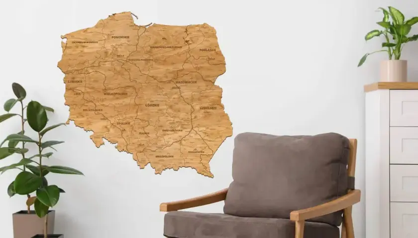 Drewniana mapa Polski na ścianę, z zaznaczonymi województwami. Idealna dekoracja dla miłośników podróży po kraju.