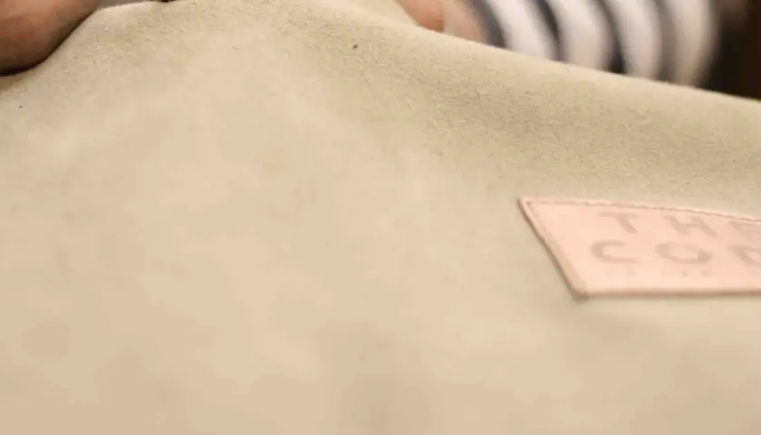 Detalle de costura en piel serraje, cuidando cada detalle para un acabado perfecto.
