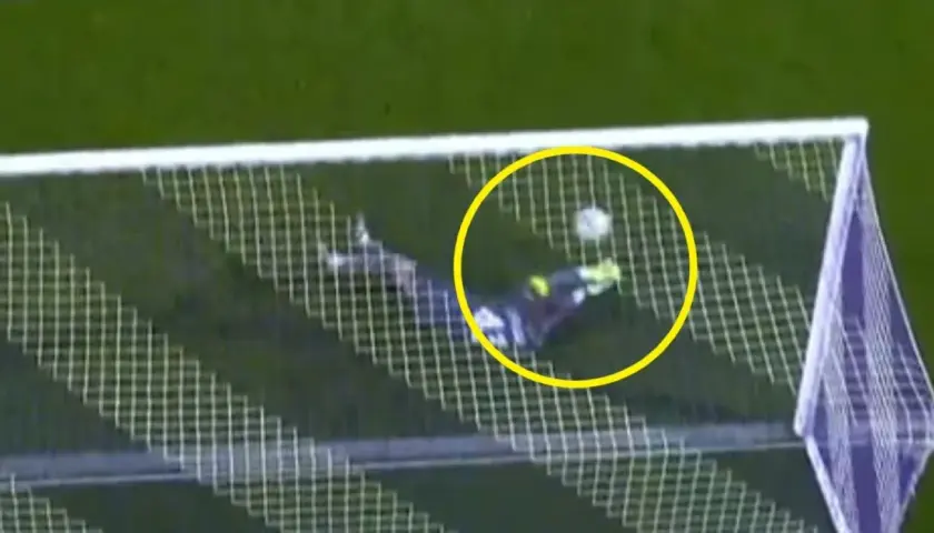 Bramkarz Interu Mediolan w akcji ratunkowej podczas meczu Fiorentina – Inter Mediolan. Piłka zmierza do siatki.