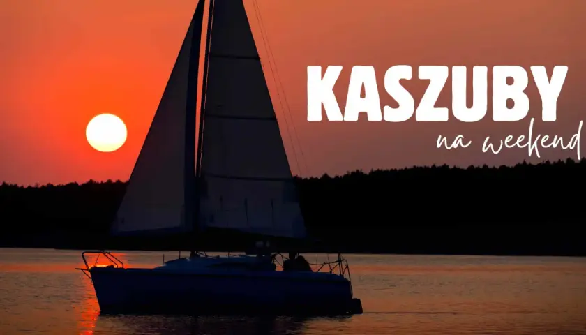 Żaglówka na jeziorze podczas zachodu słońca. Idealne miejsce na weekendowe wypady w **Kaszuby miejscowości turystyczne**.