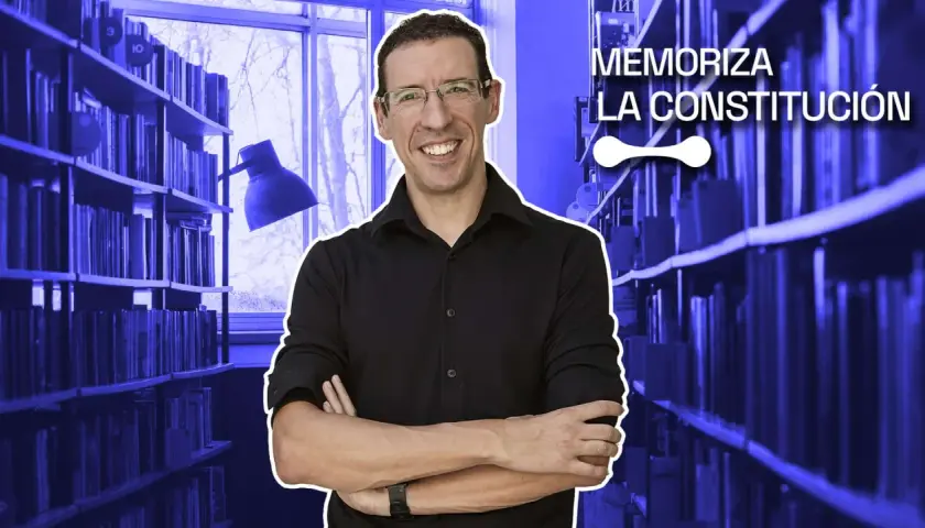 Hombre sonriente en biblioteca, rodeado de libros, con texto "Memoriza la Constitución". Aprende reglas mnemotécnicas para la Constitución Española.