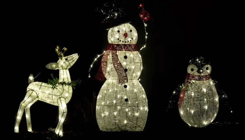 Juldekorationer i form av ren, snögubbe och pingvin lyser upp mörkret. Undrar du hur mycket el drar en ljusslinga?