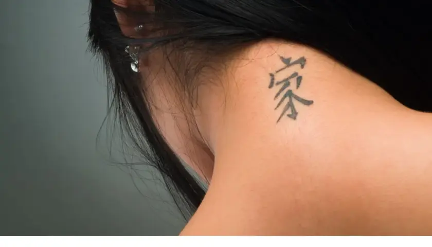 Symbol na karku kobiety. Jak dobrać tatuaż do charakteru? Ten znak może symbolizować siłę i determinację.