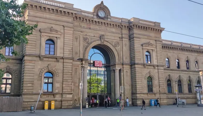 Prachtvoller Hauptbahnhof, der den Titel "Bahnhof des Jahres" verdient.