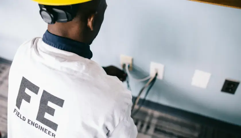 Elektryk: co robi, ile zarabia? Przewodnik po zawodzie 2026